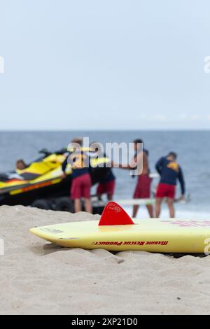 Sea Bright, New Jersey - 3. August 2017: Rettungsschwimmer von Sea Bright und den umliegenden Strandclubs treffen sich, um an einem Rettungsschwimmer-Wettbewerb teilzunehmen Stockfoto