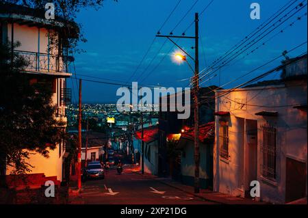 Straße am Abend in lateinamerika cali kolumbien - 2. Mai 2024. Hochwertige Fotos Stockfoto