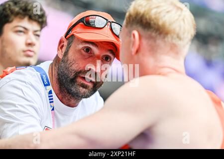 Paris, Frankreich. August 2024. PARIS, FRANKREICH - 3. AUGUST: Rik Taam aus den Niederlanden spricht mit Trainer Robbert Jan Jansen, nachdem er am 8. Tag der Athletics - Olympischen Spiele Paris 2024 im Stade de France am 3. August 2024 in Paris teilgenommen hatte. (Foto von Andy Astfalck/BSR Agency) Credit: BSR Agency/Alamy Live News Stockfoto