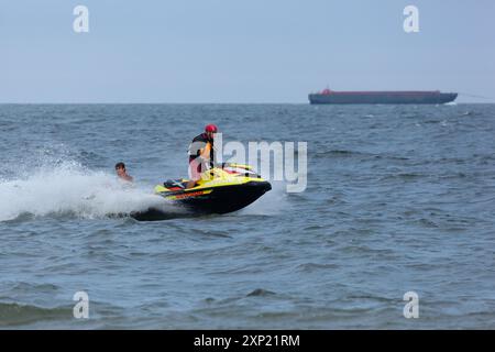 Sea Bright, New Jersey - 3. August 2017: Rettungsschwimmer von Sea Bright und den umliegenden Strandclubs treffen sich, um an einem Rettungsschwimmer-Wettbewerb teilzunehmen Stockfoto