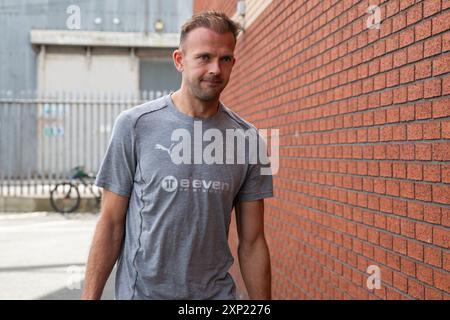 Jordan Rhodes of Blackpool kommt vor dem Freundschaftsspiel Crewe Alexandra gegen Blackpool im Alexandra Stadium, Crewe, Großbritannien, 3. August 2024 (Foto: Gareth Evans/News Images) Stockfoto