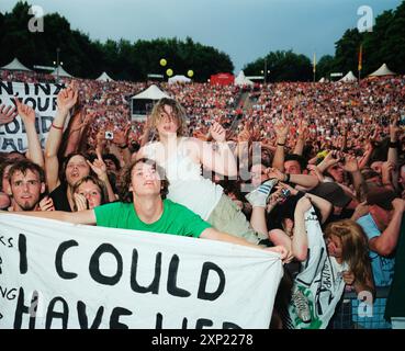 Begeisterte Fans beim Red Hot Chili Peppers Konzert in Berlin, Stadion Arcadium Tour, die die Energie und Emotionen der Live-Musik einfangen. Stockfoto