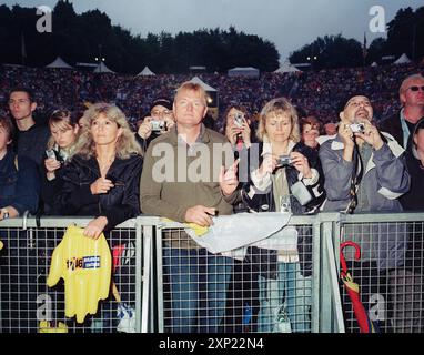 Begeisterte Zuschauer warten gespannt auf ein Status Quo Rockkonzert in Berlin, Kindl-Bühne Wuhlheide, Juni 2006. Fängt die Vorfreude und das kollektive Erlebnis bei einem Live-Musikevent ein. Stockfoto