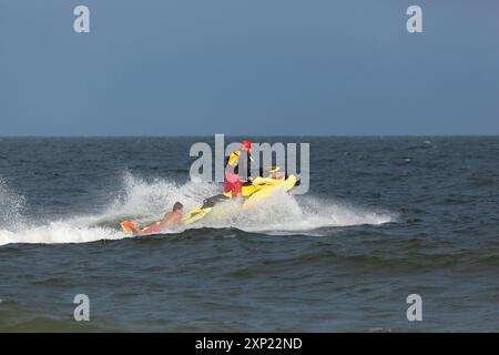 Sea Bright, New Jersey - 3. August 2017: Rettungsschwimmer von Sea Bright und den umliegenden Strandclubs treffen sich, um an einem Rettungsschwimmer-Wettbewerb teilzunehmen Stockfoto