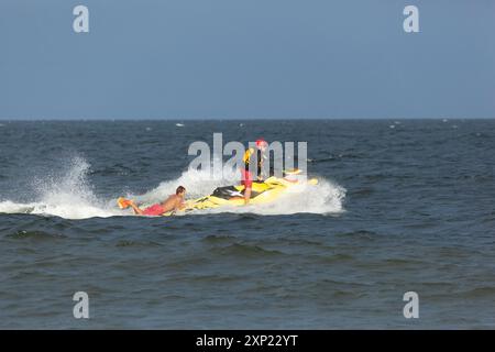 Sea Bright, New Jersey - 3. August 2017: Rettungsschwimmer von Sea Bright und den umliegenden Strandclubs treffen sich, um an einem Rettungsschwimmer-Wettbewerb teilzunehmen Stockfoto