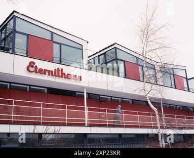 Das Eternithaus im Hansaviertel zeigt modernistische Architektur, entworfen von Paul Baumgarten. Ein Beispiel für städtisches Wohndesign, das Einfachheit und Funktionalität widerspiegelt. Stockfoto