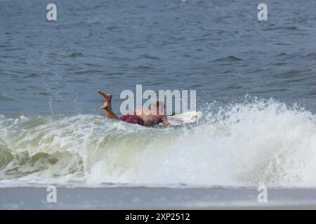 Sea Bright, New Jersey - 3. August 2017: Rettungsschwimmer von Sea Bright und den umliegenden Strandclubs treffen sich, um an einem Rettungsschwimmer-Wettbewerb teilzunehmen Stockfoto