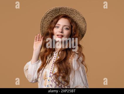 Charmante Hübsche Frau, Ginger Red Hair, Natural Beauty. Ein junges Mädchen auf Beige, nett Stockfoto