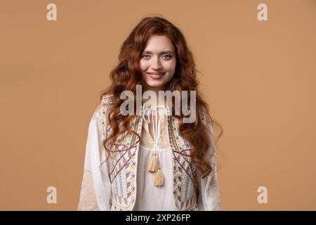 Charmante Hübsche Frau, Ginger Red Hair, Natural Beauty. Ein junges Mädchen auf Beige, nett Stockfoto