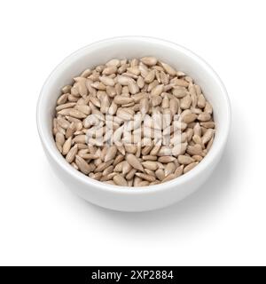 Schüssel mit geschälten gesunden Sonnenblumenkernen nah oben isoliert auf weißem Hintergrund Stockfoto