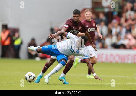 Rangers’ Rabbi Matondo im Kampf gegen Frankie Kent im Herzen von Midlothian während des William Hill Premiership Matches im Tynecastle Park, Edinburgh. Bilddatum: Samstag, 3. August 2024. Stockfoto