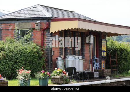 Der Bahnhof Llanuwchllyn, ursprünglich ein Bahnhof der Great Western Railway, grenzt im Juli 2024 an den Bala Lake in Nordwales an Stockfoto