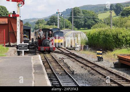 Hunslet Lokomotive Alice bei Bala Lake Railway. 2024 Ankunft am Bahnhof Llanuwchllyn Stockfoto