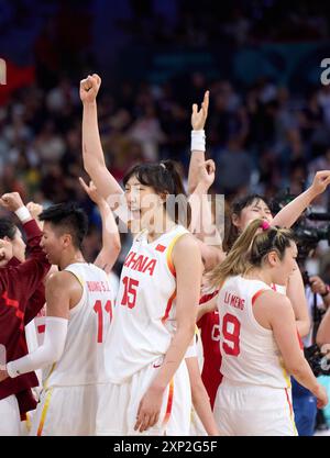 Lille, Frankreich. August 2024. Athleten der Mannschaft China feiern nach der Gruppe A der Frauen im Basketball zwischen China und Puerto Rico bei den Olympischen Spielen 2024 in Lille, Frankreich, am 3. August 2024. Quelle: Meng Dingbo/Xinhua/Alamy Live News Stockfoto