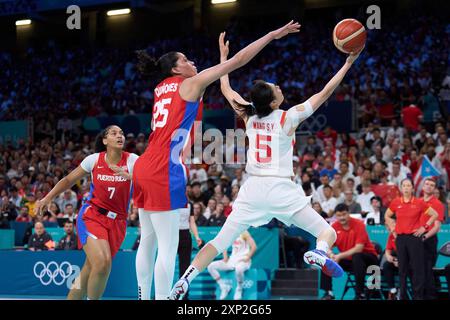 Lille, Frankreich. August 2024. Wang Siyu (R) aus China macht einen Layup während der Gruppe A der Frauen im Basketball zwischen China und Puerto Rico bei den Olympischen Spielen 2024 in Lille, Frankreich, am 3. August 2024. Quelle: Meng Dingbo/Xinhua/Alamy Live News Stockfoto