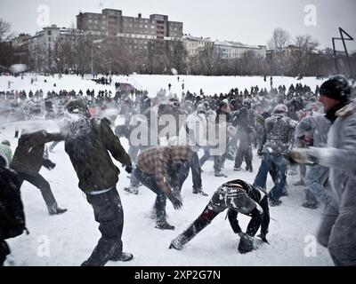 Ein massiver Schneeballkampf mit Dutzenden von Menschen im Görlitzer Park in Kreuzberg, Berlin im Januar 2010. Stockfoto