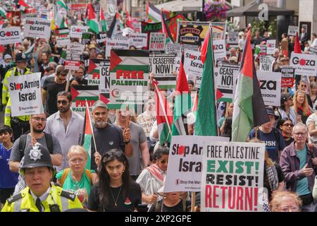 London, Großbritannien. 3. August 2024. Tausende marschieren von der Park Lane nach Whitehall in der jüngsten Serie von propalästinensischen Demonstrationen, die eine Beendigung des Konflikts fordern, der begonnen hat. Nach dem Angriff der Hamas auf Israel am 7. Oktober und der Reaktion Israels, die zum Tod Tausender palästinensischer Zivilisten in Gaza geführt hat. Der marsch wird von der Palestine Solidarity Campaign und Stop the war Coalition Credit: Amer Ghazzal/Alamy Live News organisiert Stockfoto