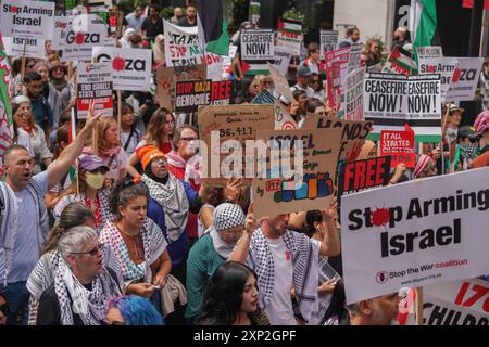 London, Großbritannien. 3. August 2024. Tausende marschieren von der Park Lane nach Whitehall in der jüngsten Serie von propalästinensischen Demonstrationen, die eine Beendigung des Konflikts fordern, der begonnen hat. Nach dem Angriff der Hamas auf Israel am 7. Oktober und der Reaktion Israels, die zum Tod Tausender palästinensischer Zivilisten in Gaza geführt hat. Der marsch wird von der Palestine Solidarity Campaign und Stop the war Coalition Credit: Amer Ghazzal/Alamy Live News organisiert Stockfoto