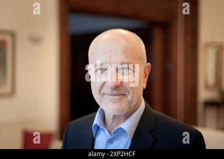 Porträt des israelischen Botschafters Yoram Ben-Zeev in der israelischen Botschaft in Berlin, fotografiert am 17. November 2011. Stockfoto