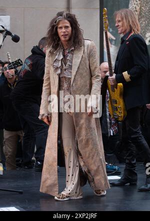 Steven Tyler von Aerosmith tritt am 2. November 2012 in New York City auf dem Rockefeller Plaza auf. Stockfoto