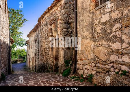 Das Dorf Civita di Bojano mit seinen typischen Steinhäusern Stockfoto
