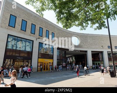 Blick auf einen Eingang zum Einkaufszentrum Westgate im Stadtzentrum von Oxford Stockfoto