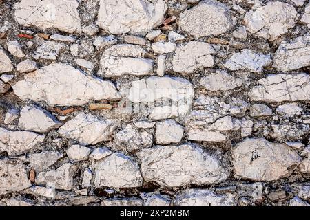 Teil der umliegenden Mauer mit Steinen und Mörtel Stockfoto
