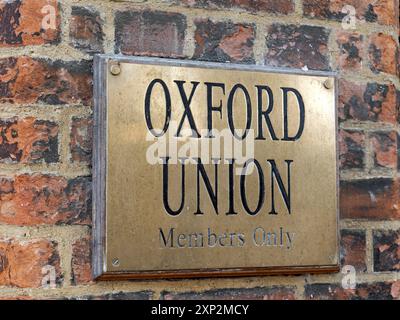 Blick auf eine Messingtafel an der Wand am Eingang zur Oxford Union in der St Michael's Street Oxford Stockfoto