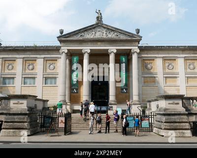 Vorderansicht des Eingangs zum Ashmolean Museum of Art and Archaeology in der Beaumont Street in Oxford, Großbritannien Stockfoto