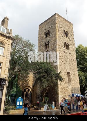 Blick auf den Sächsischen Turm von St. Michael am North Gate in der Cornmarket Street in Oxford Stockfoto