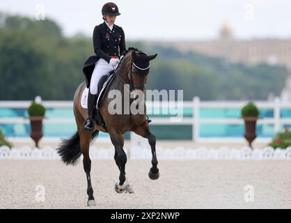Versailles, Frankreich. August 2024. Olympia, Paris 2024, Pferdesport, Dressur, Team, die dänische Catherine Laudrup-Dufour reitet Freestyle. Quelle: Rolf Vennenbernd/dpa/Alamy Live News Stockfoto