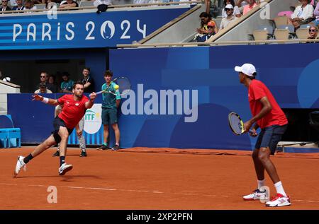 Paris, Frankreich. August 2024. Am 8. Tag der Olympischen Spiele in Paris am Samstag, den 3. August 2024, haben die USA Austin Krajicek und Rajeev RAM im Endspiel der Herren-Doppel gegen den Australier Matthew Ebden und John Peers in Roland Garros gespielt. Australien gewann das Spiel mit zwei Sätzen zu einem. Foto: Hugo Philpott/UPI Credit: UPI/Alamy Live News Stockfoto