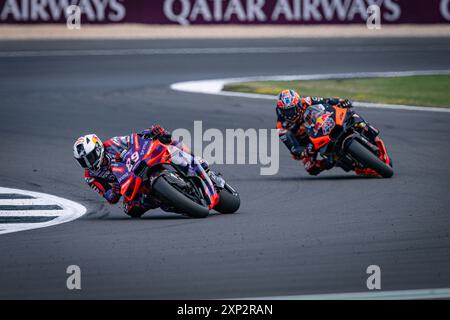 Silverstone Circuit, Silverstone, Northamptonshire, Großbritannien. August 2024. 2024 Monster Energy British MotoGP Qualifying Day; Jorge Martin 89 aus Spanien reitet auf dem Ducati GP24 von Pramac Ducati führt Jack Miller 43 aus Australien während der Qualifying Session auf der KTM RC16 von Red Bull KTM an. Credit: Action Plus Sports/Alamy Live News Stockfoto