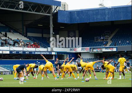 August 2024; Loftus Road Stadium, Shepherds Bush, West London, England; die Queens Park Rangers gegen Brighton und Hove Albion sind fußballfreundlich vor der Saison. das Team von Brighton ist für das Spiel bereit. Credit: Action Plus Sports Images/Alamy Live News Stockfoto