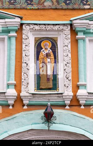 Keramikfigur, Detail der Kirche Gregor Thaumaturgus (Gregor der Wundertäter oder Gregor von Neozearem) in Moskau, Russland Stockfoto