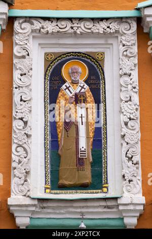 Die Keramikfigur in der Kirche Gregor Thaumaturgus (Gregor der Wundertäter oder Gregor von Neozearem) in Moskau, Russland Stockfoto