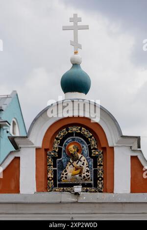 Keramische Darstellung der Kirche Gregor Thaumaturgus (Gregor der Wundertäter oder Gregor von Neozeanrainerraum) in Moskau, Russland Stockfoto