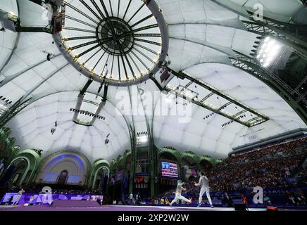 Paris, Ile de France, Frankreich. August 2024. Das Team Japan gegen Team Ungarn und das Team Italien gegen Team Ukraine treten am 8. Frauentabelle des Sabre Teams im Grande Palais während der Olympischen Spiele 2024 in Paris am Samstag, den 3. August 2024, an. (Kreditbild: © Paul Kitagaki, Jr./ZUMA Press Wire) NUR REDAKTIONELLE VERWENDUNG! Nicht für kommerzielle ZWECKE! Stockfoto