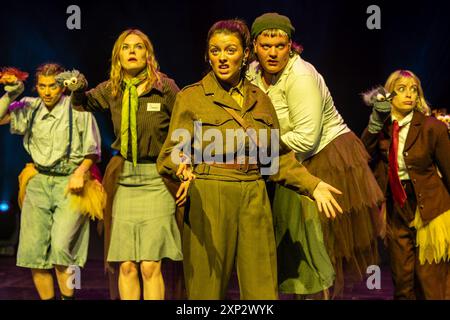 Edinburgh, Vereinigtes Königreich. 3. August 2024: Der Wwu-Krieg. Die Pleasance Opening Gala beleuchtet einige der Shows, die an den 30 Veranstaltungsorten des Edinburgh Fringe Festivals auftreten. Quelle: Rich Dyson/Alamy Live News Stockfoto