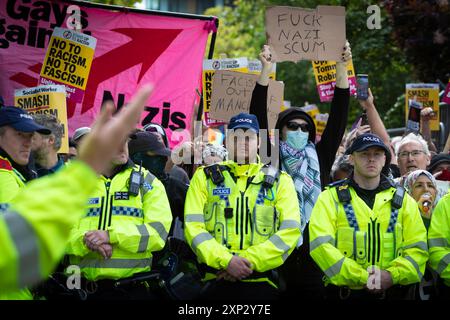 Manchester, Großbritannien. August 2024. Menschen mit Plakaten nehmen an einer Demonstration gegen die Einheit des Rassismus Teil, die sich gegen einwanderungsfeindliche Anhänger richtet. Anfang dieser Woche brachen im ganzen Land Proteste und Unruhen aus, nachdem ein schrecklicher Messerangriff in Southport gesehen hatte, bei dem ein 17-jähriger Junge drei unschuldige kleine Kinder tötete. Fehlinformationen über den Angreifer verbreiteten sich in den sozialen Medien und berichteten, dass er ein Asylbewerber war, was sich später als falsch erwies. ÊAndy Barton/Alamy Live News Credit: Andy Barton/Alamy Live News Stockfoto