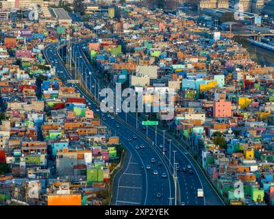 Buenos Aires, Argentinien, 23. Juli 2024: Villa 31, Barrio 31 oder Barrio Padre Carlos Mugica. Schlechte Nachbarschaft neben der Eisenbahn, Buenos Aires, Argentinien. Stockfoto