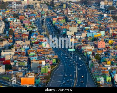 Buenos Aires, Argentinien, 23. Juli 2024: Villa 31, Barrio 31 oder Barrio Padre Carlos Mugica. Schlechte Nachbarschaft neben der Eisenbahn, Buenos Aires, Argentinien. Stockfoto