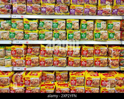 Petaling Jaya, Selangor, Malaysia - 29. Juli 2024 : verschiedene Maggi-Produkte (Instant-Nudeln) im Regal zum Verkauf im Supermarkt. Maggi ist ein Produkt Stockfoto