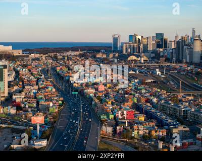 Buenos Aires, Argentinien, 23. Juli 2024: Villa 31, Barrio 31 oder Barrio Padre Carlos Mugica. Schlechte Nachbarschaft neben der Eisenbahn, Buenos Aires, Argentinien. Stockfoto