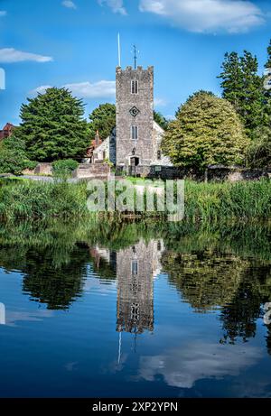 Eine Reflexion des Kirchturms St. Mary im Buriton Teich an einem hellen Sommernachmittag. Stockfoto