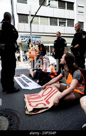 Augsburg, Deutschland. August 2024. Letzte Generation ungehorsame Versammlung am 3. August 2024 in Augsburg. Sie protestieren unter dem Motto " Öl tötet " wie die internationale Kampagne des A22-Netzes, das derzeit Flughäfen blockiert, die einen Vertrag über die Nichtverbreitung fossiler Brennstoffe fordern. (Foto: Alexander Pohl/SIPA USA) Credit: SIPA USA/Alamy Live News Stockfoto