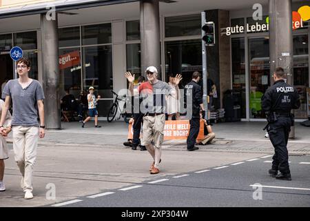 Augsburg, Deutschland. August 2024. Letzte Generation ungehorsame Versammlung am 3. August 2024 in Augsburg. Sie protestieren unter dem Motto " Öl tötet " wie die internationale Kampagne des A22-Netzes, das derzeit Flughäfen blockiert, die einen Vertrag über die Nichtverbreitung fossiler Brennstoffe fordern. (Foto: Alexander Pohl/SIPA USA) Credit: SIPA USA/Alamy Live News Stockfoto