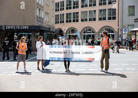 Augsburg, Deutschland. August 2024. Letzte Generation ungehorsame Versammlung am 3. August 2024 in Augsburg. Sie protestieren unter dem Motto " Öl tötet " wie die internationale Kampagne des A22-Netzes, das derzeit Flughäfen blockiert, die einen Vertrag über die Nichtverbreitung fossiler Brennstoffe fordern. (Foto: Alexander Pohl/SIPA USA) Credit: SIPA USA/Alamy Live News Stockfoto