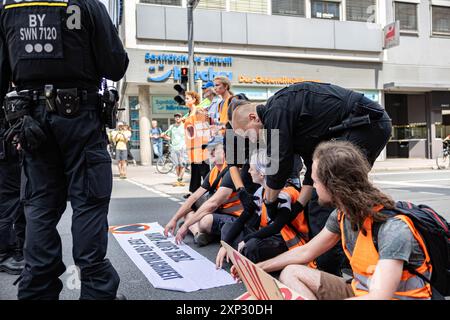 Augsburg, Deutschland. August 2024. Letzte Generation ungehorsame Versammlung am 3. August 2024 in Augsburg. Sie protestieren unter dem Motto " Öl tötet " wie die internationale Kampagne des A22-Netzes, das derzeit Flughäfen blockiert, die einen Vertrag über die Nichtverbreitung fossiler Brennstoffe fordern. (Foto: Alexander Pohl/SIPA USA) Credit: SIPA USA/Alamy Live News Stockfoto