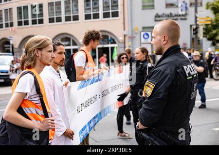 Augsburg, Deutschland. August 2024. Letzte Generation ungehorsame Versammlung am 3. August 2024 in Augsburg. Sie protestieren unter dem Motto " Öl tötet " wie die internationale Kampagne des A22-Netzes, das derzeit Flughäfen blockiert, die einen Vertrag über die Nichtverbreitung fossiler Brennstoffe fordern. (Foto: Alexander Pohl/SIPA USA) Credit: SIPA USA/Alamy Live News Stockfoto